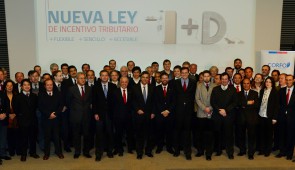 El Ministro de Economía Pablo Longueira y Hernán Cheyre junto a representantes de las 52  empresa comprometidas a invertir  en proyectos de I+D con esta ley.