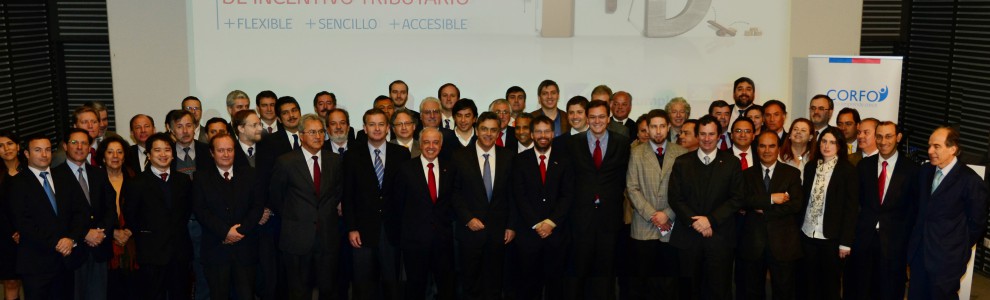 El Ministro de Economía Pablo Longueira y Hernán Cheyre junto a representantes de las 52  empresa comprometidas a invertir  en proyectos de I+D con esta ley.